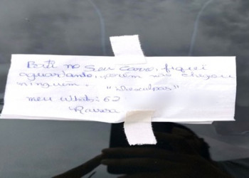 Estudante bate em carro estacionado e deixa bilhete pedindo desculpas
